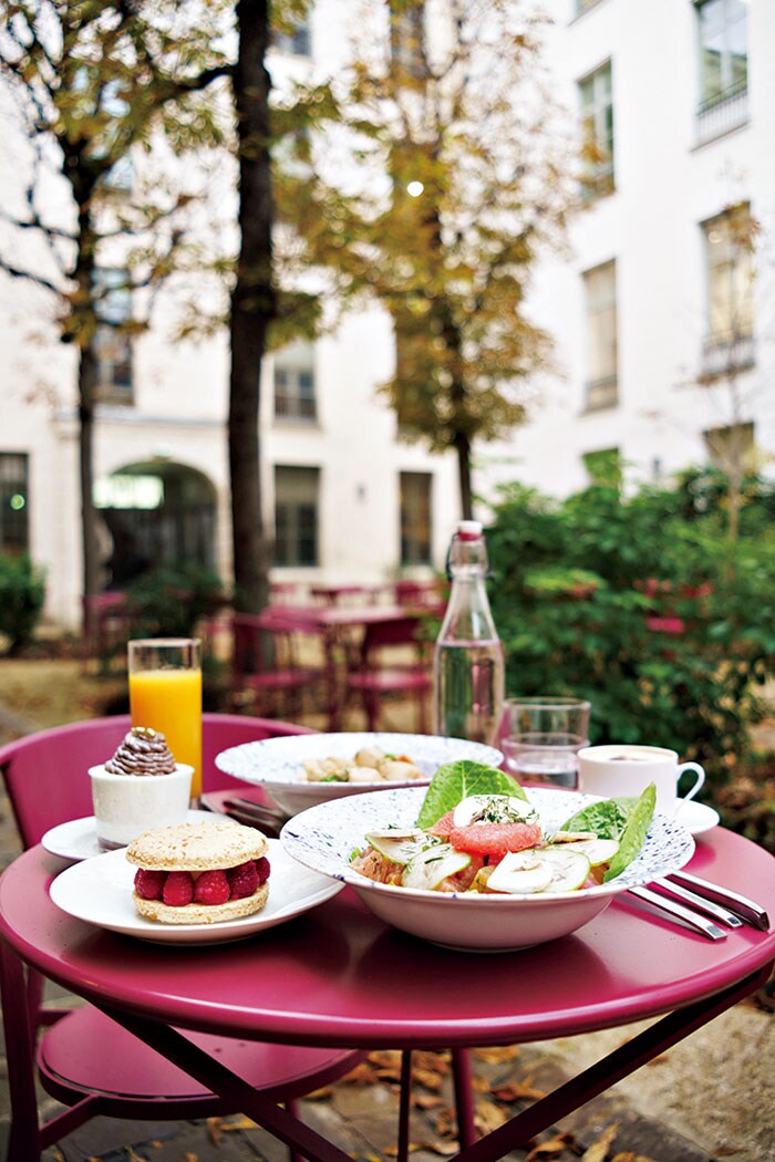 暖かい時季には中庭一面がテラス席に。サラダ 17.5ユーロほか。