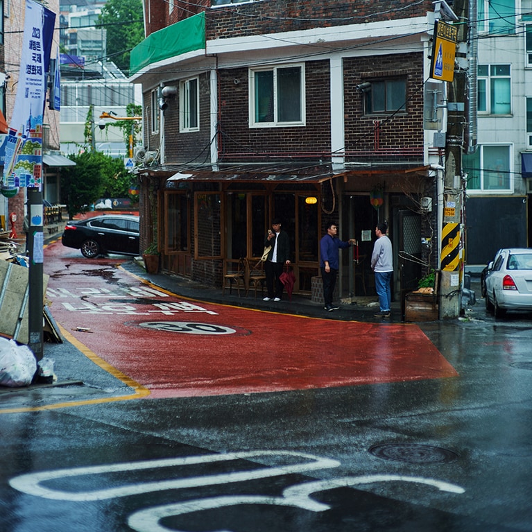 軒下で雨宿り。