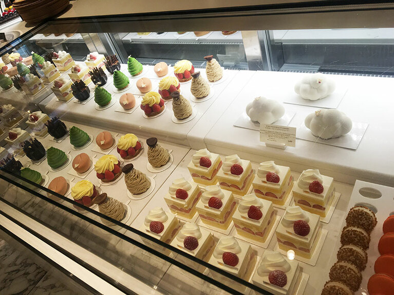 美しいケーキが並ぶショーケース。KUMO以外のケーキも美味しそう。
