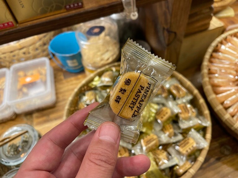 一般的なパイナップルケーキはずっしりと重く、一口では食べきれないサイズのものがほとんど。こちらは一口サイズだから、生地がこぼれることなくキレイに食べられます。