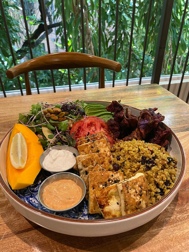 2人で食べてもお腹いっぱいになるヴィーガンカレーキヌアプレート。21.95ドル。