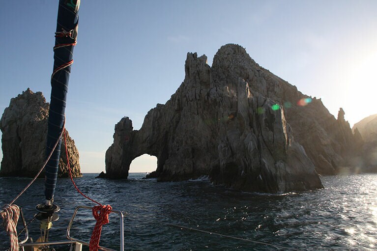 岩がアーチ型に削られたデルアルコ。太陽が沈むのを追いかけて太平洋へ！