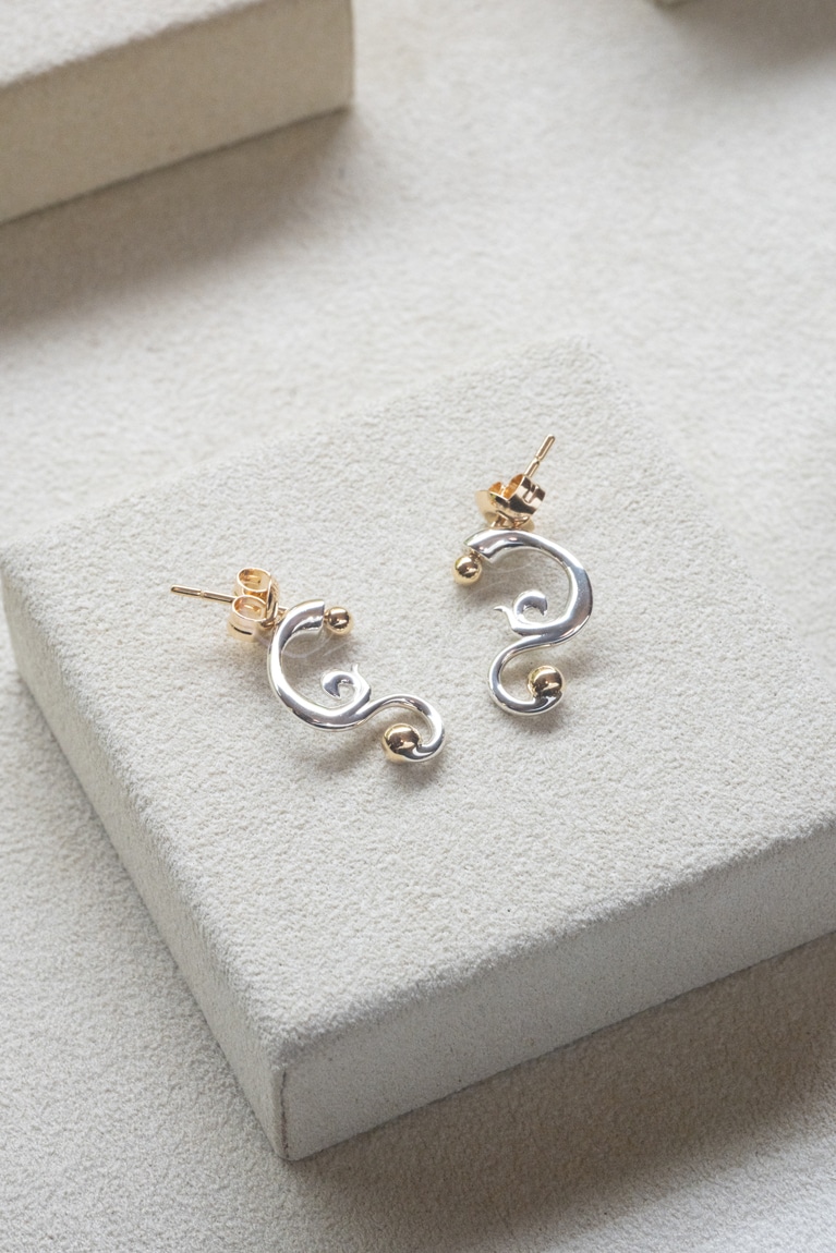 épingle collection cygne pierce（18Kイエローゴールドとスターリング シルバー）／176,000円（2piece）。