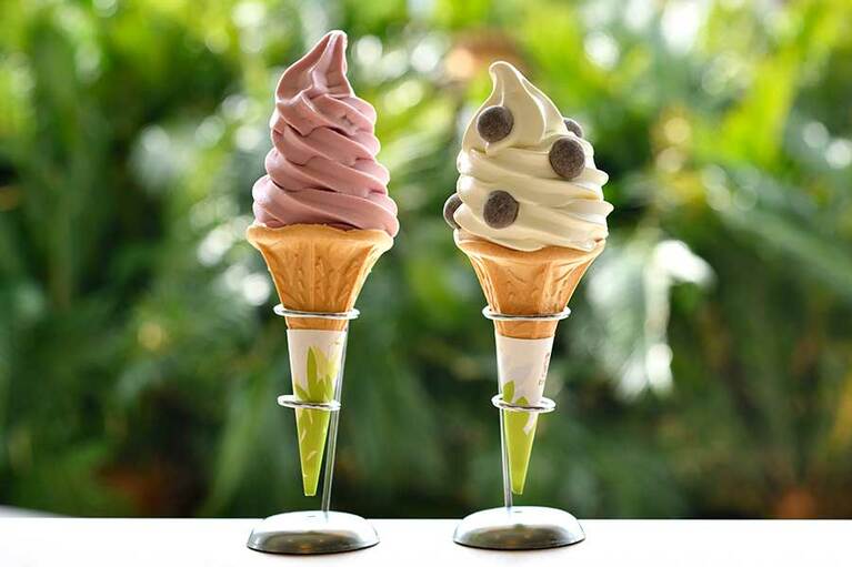 【休暇村 大久野島】左から、ご当地名物「竹原キャンベルぶどうソフトクリーム」、「ウサギのはなくソフトクリーム」各380円。