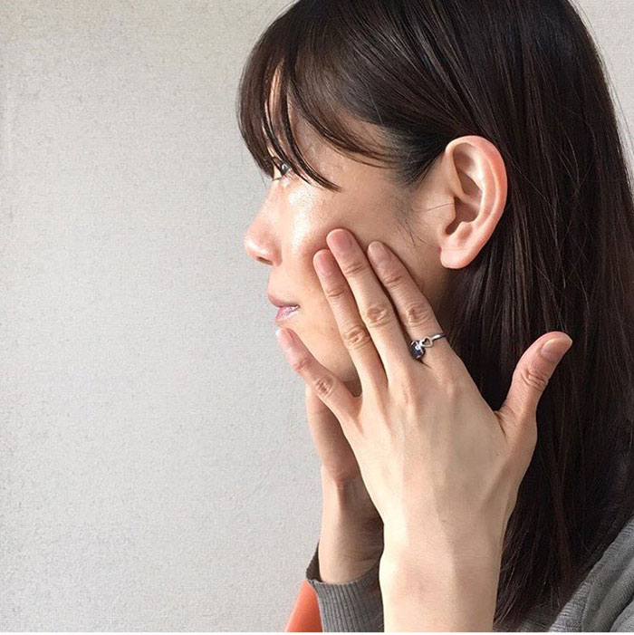 そこに、両手の中指3本を置き、後ろから前に向かってそっとすべらせるようにくるくると回す。