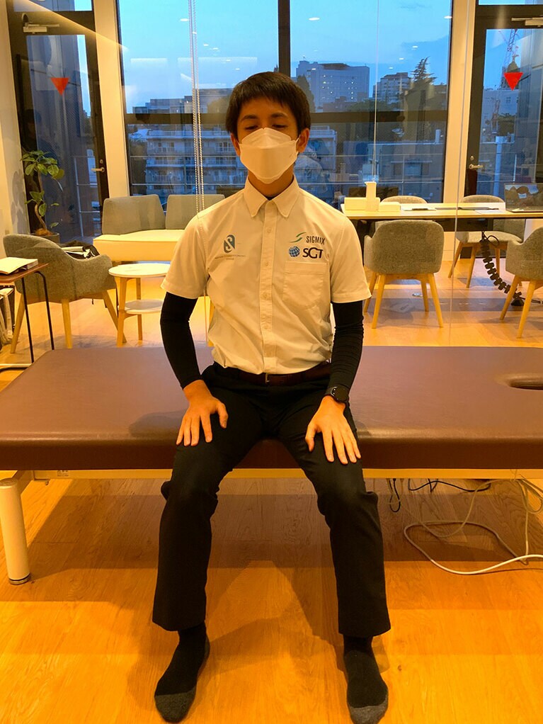 「肩の力を抜いて、肩回りはリラックスさせましょう」