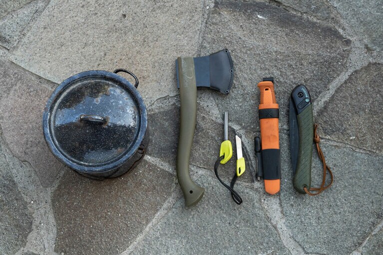 左から、火消し壺、手斧、メタルマッチ、サバイバルナイフ、ノコギリ。