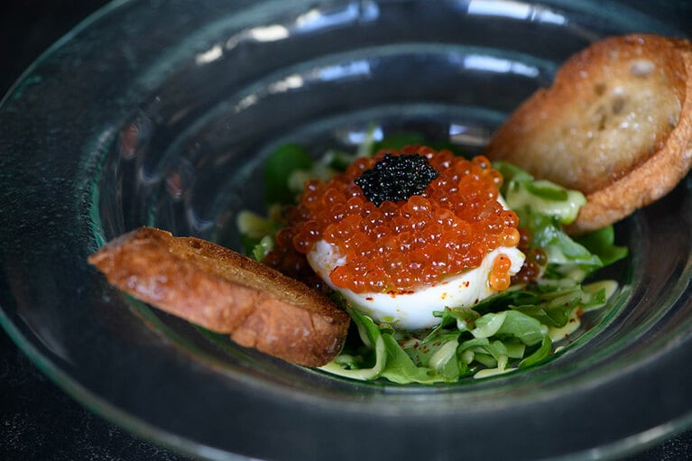 「ブッラータチーズといくらキャビア ～バターメルバと～」1,600円。