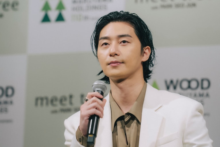 大きな拍手に迎えられて登場したパク・ソジュンさん。