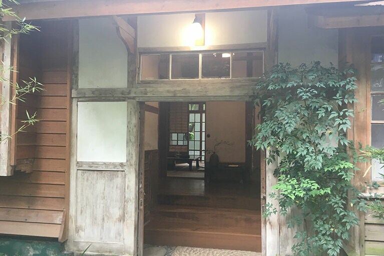 玄関上の裸電球がレトロな雰囲気。