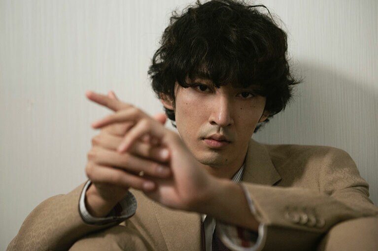 ヒップホップグループ、KANDYTOWNのMC・HOLLY Qとしても活動している。