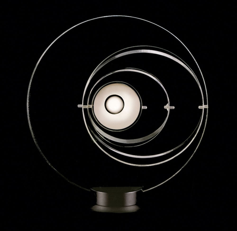 フランスのデザイナーYonel Lebovici が1969年にカルダンのためにデザインした“サテライト”ランプ。“Satellite” lamp designed by Yonel Lebovici for Pierre Cardin, 1969. (Photo: Courtesy of Archives Pierre Cardin. ©Archives Pierre Cardin)