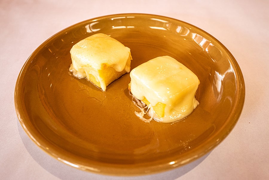 チーズの絶妙な塩気となめらかな舌触りが新鮮な「アジアーゴチーズとポレンタ」900円。