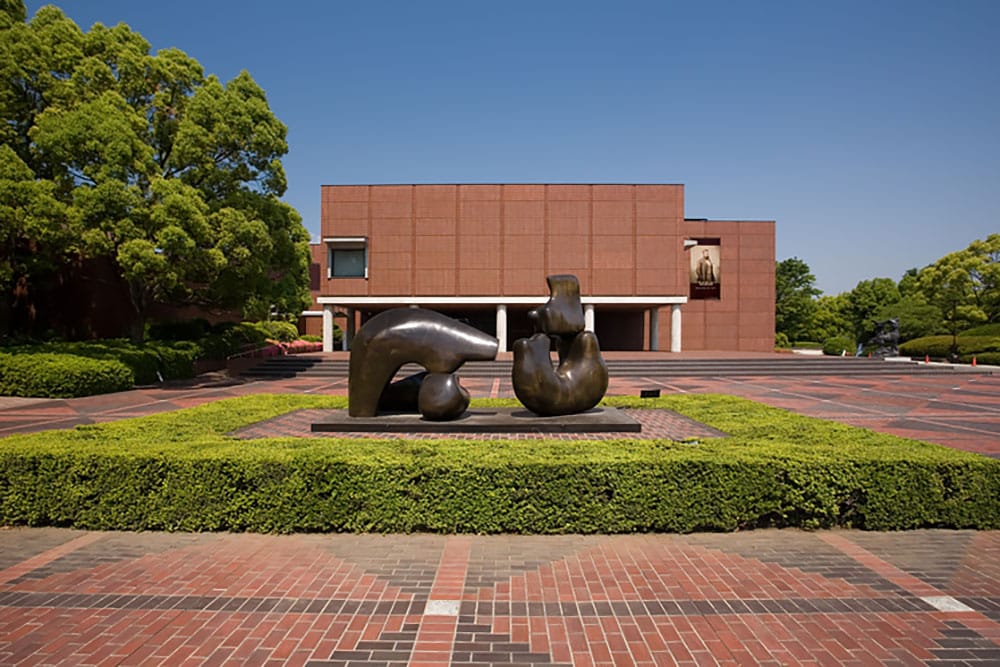 美術館はル・コルビジェに師事し、モダニズム建築の旗手として第二次世界大戦後の日本建築界をリードした前川國男によって設計された。