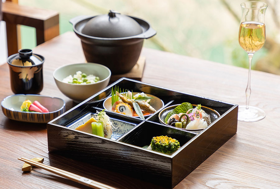 向付、煮物椀、八寸、焼き物、炊き合わせなど、季節を感じさせる料理を、ペアリングされる日本酒とともに客室で味わうことができる。