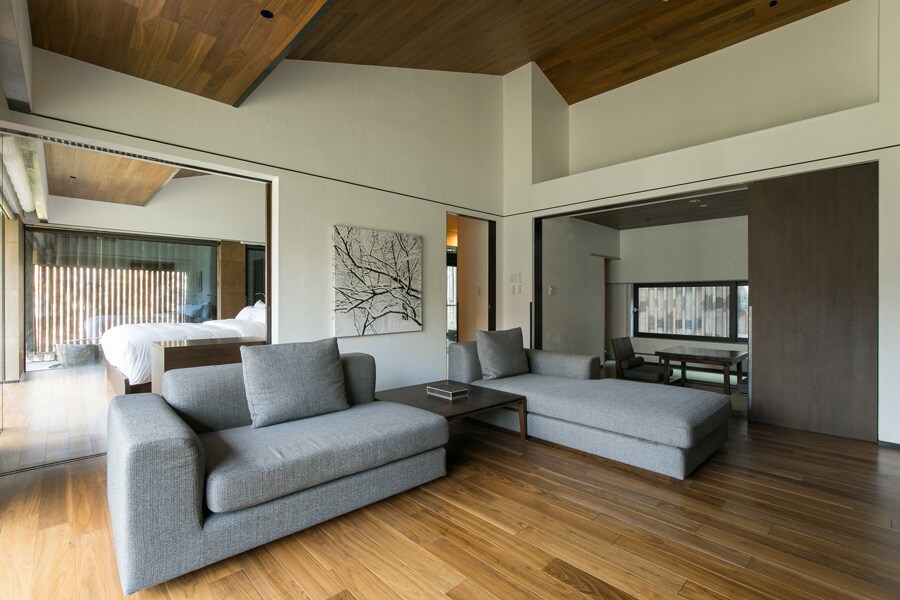 坐忘林［北海道／花園温泉］モダンな快適さを追求した広いヴィラタイプの客室。次の間付きの洋室。