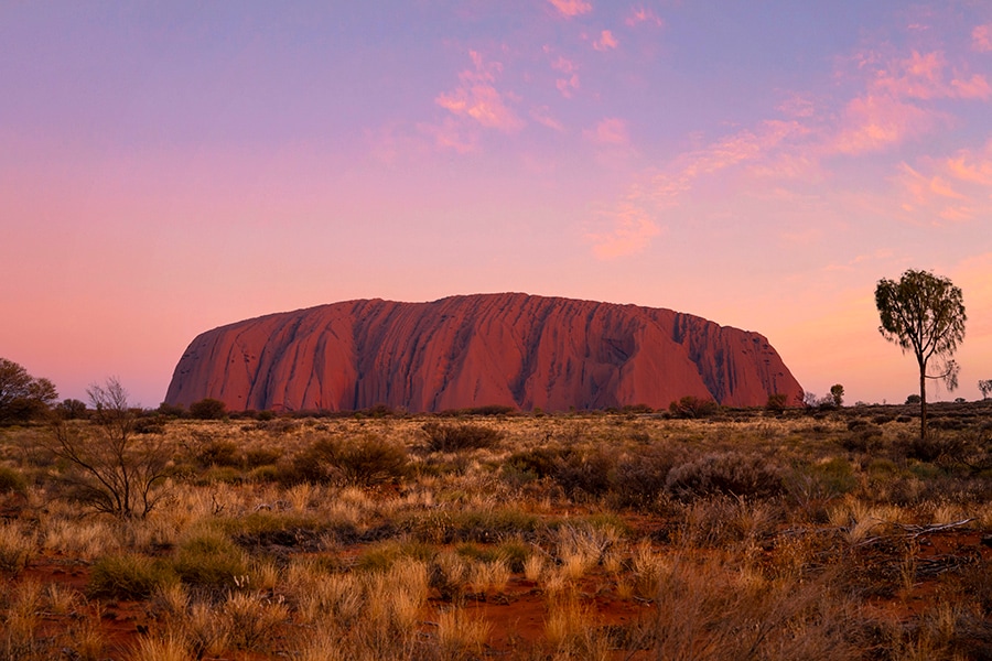 レッドセンターの象徴ウルル。先住民の聖地であることを尊重して、登山は禁止されています。photo:Tourism Australia