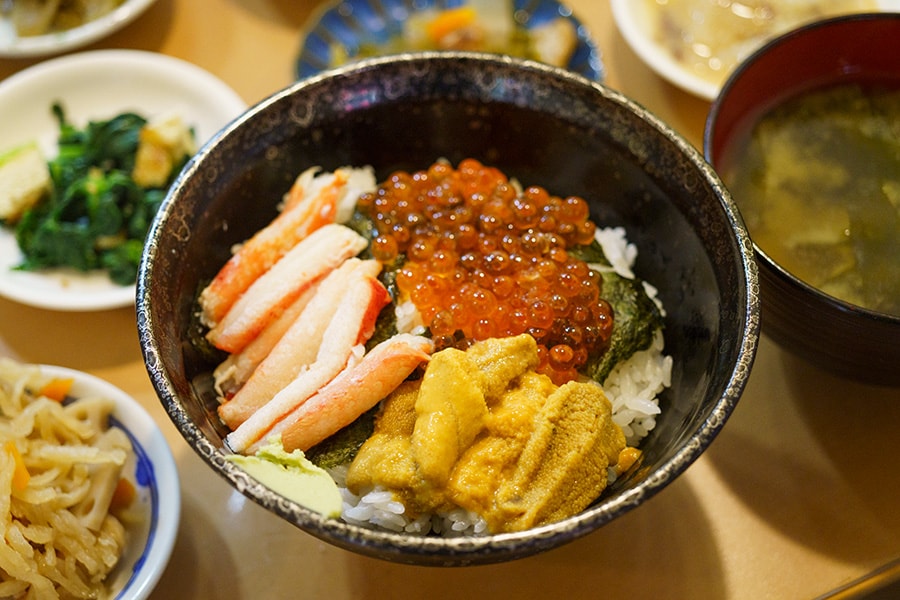 朝市では海鮮丼や北海道の美味を堪能。