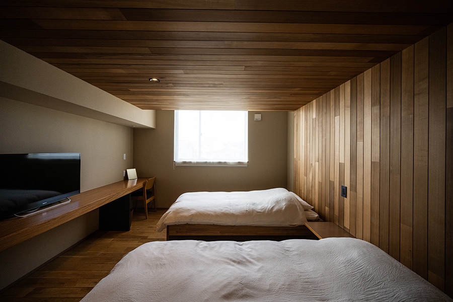睡眠に重点をおいたベッドルームは、「minka-眠家-」がプロデュース。マットレスは天然ゴムのスプリングにブナ材を細かく配したパットと一切金属を使わず天然素材で作られたベッド。