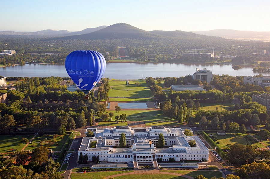 気球ツアーで、国会議事堂やバーリー・グリフィン湖など市街を一望に。photo:Tourism Australia