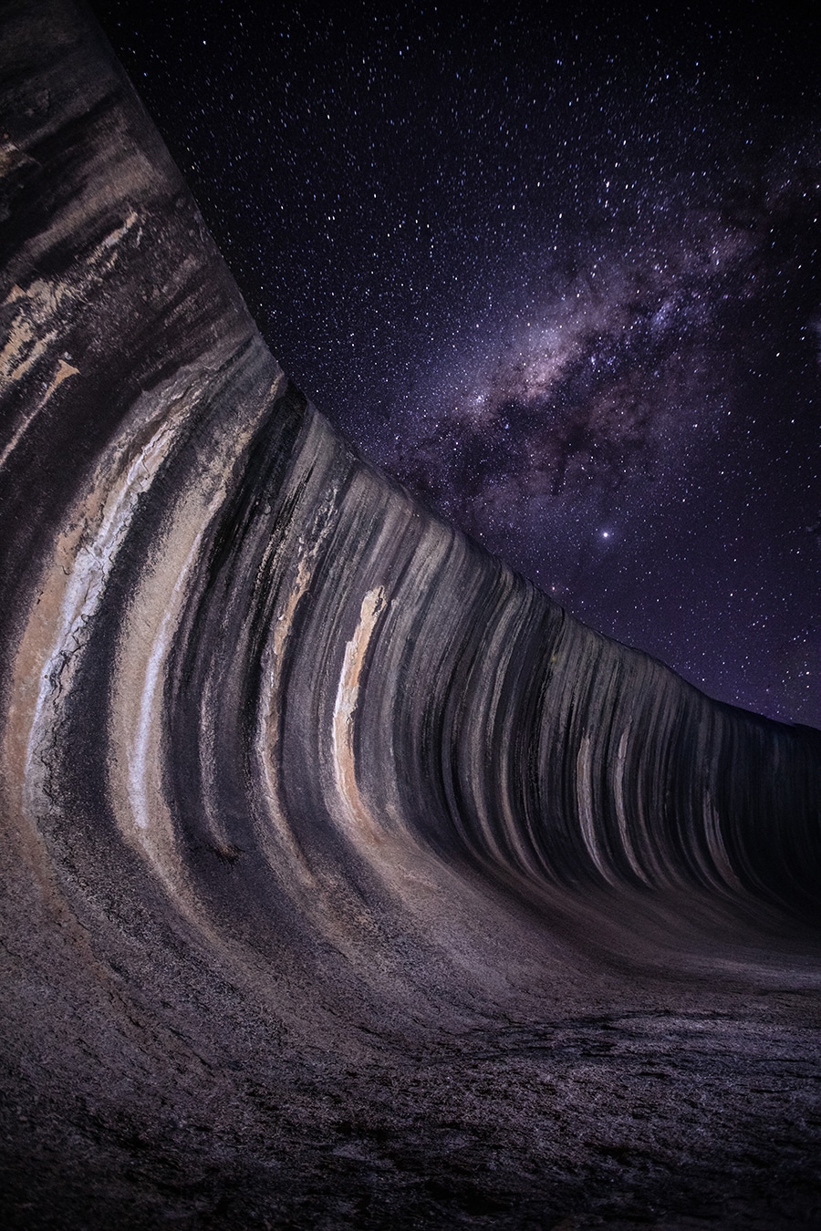 星空の下、幻想的な表情を見せるウェーブ・ロック。Photo：Tourism Western Australia