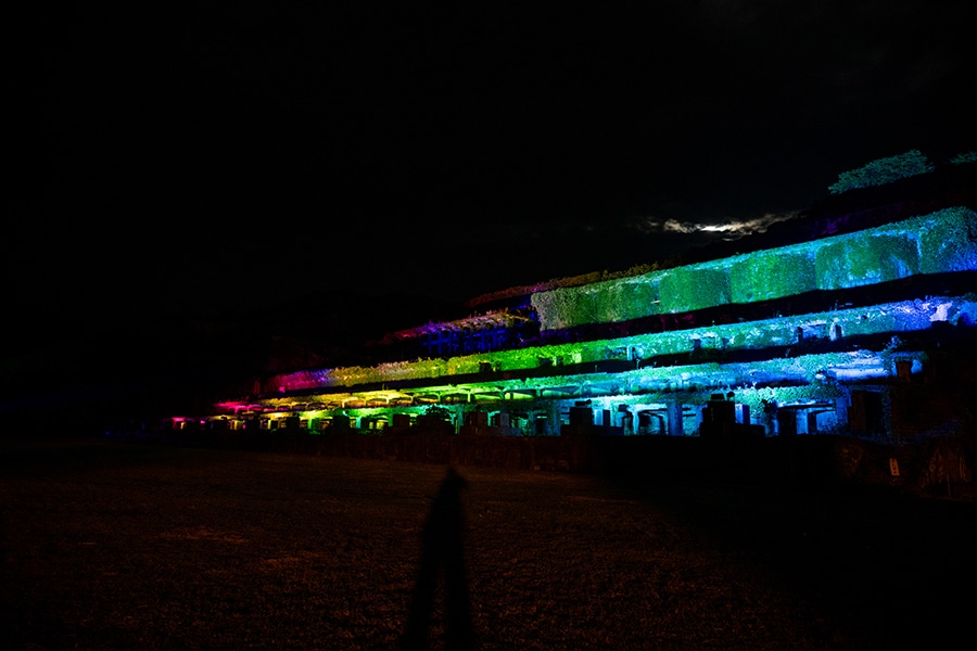 黄金の島に眠る美しき廃選鉱場。LED照明を使い色彩豊かなライトアップを実施。