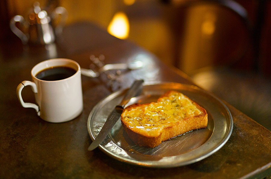 ハニーチーズトーストはブルーチーズとはちみつがとろける逸品。ピューター皿とカトラリー、マグカップにも「これでなければ」という思いが詰まっている。
