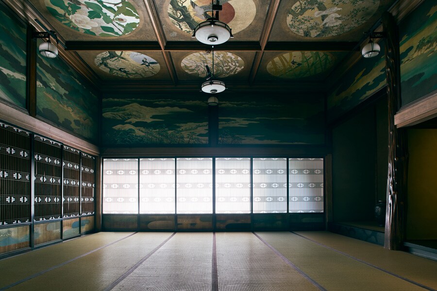 昭和10年に建てられた文化財「百段階段」。「草丘の間」をはじめ、贅をつくした空間が壮観。