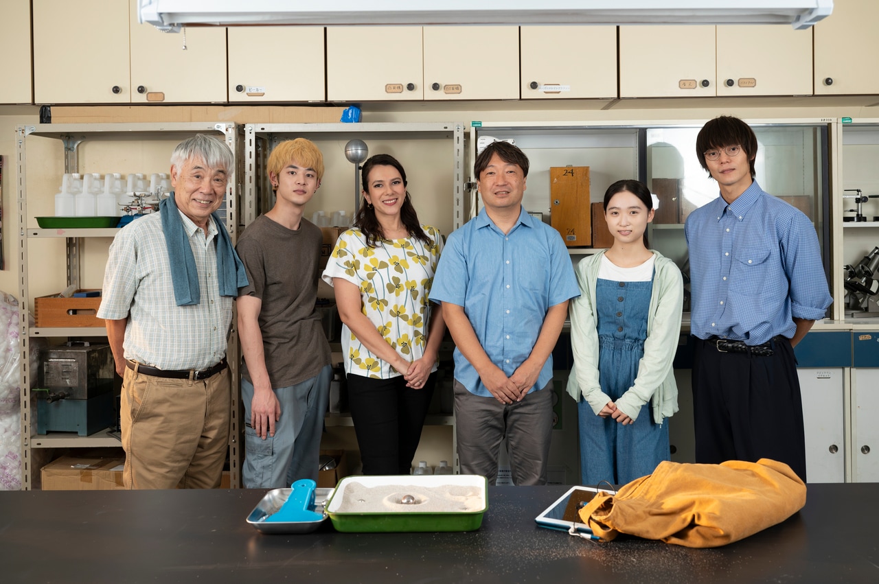 NHKドラマ10『宙わたる教室』の撮影現場を訪れた原作者の伊与原新さん（中央）。