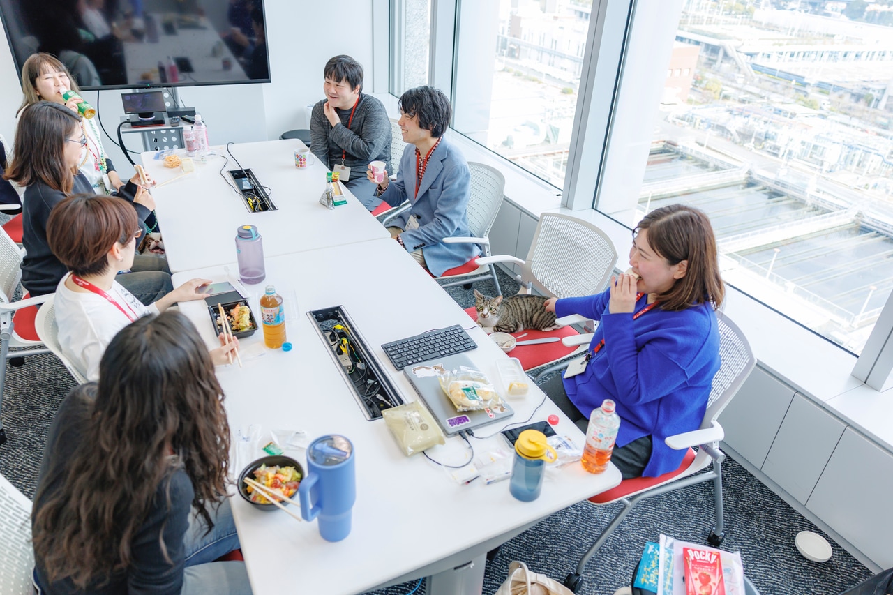 会議室にみんなで集まり、ランチタイム。