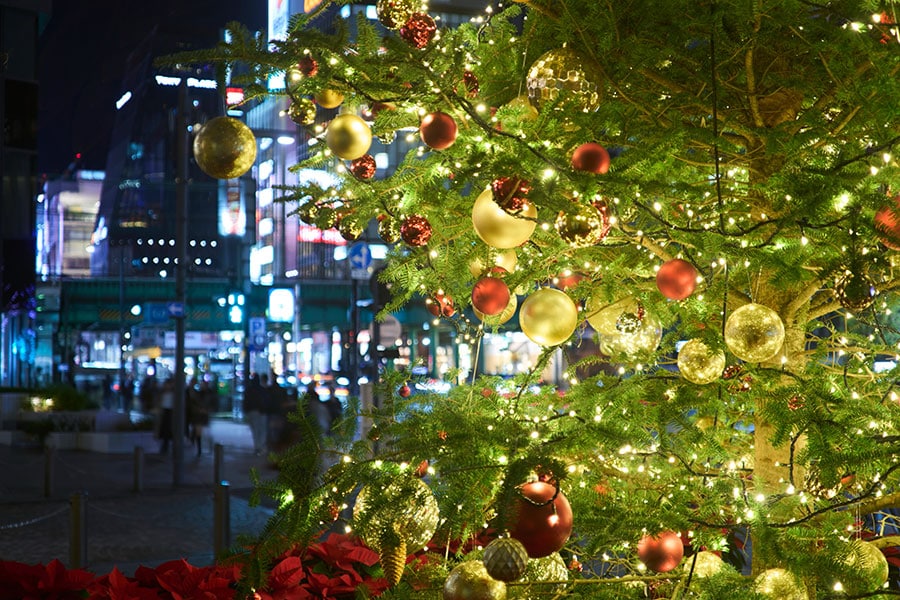 銀座の灯りをバックに。