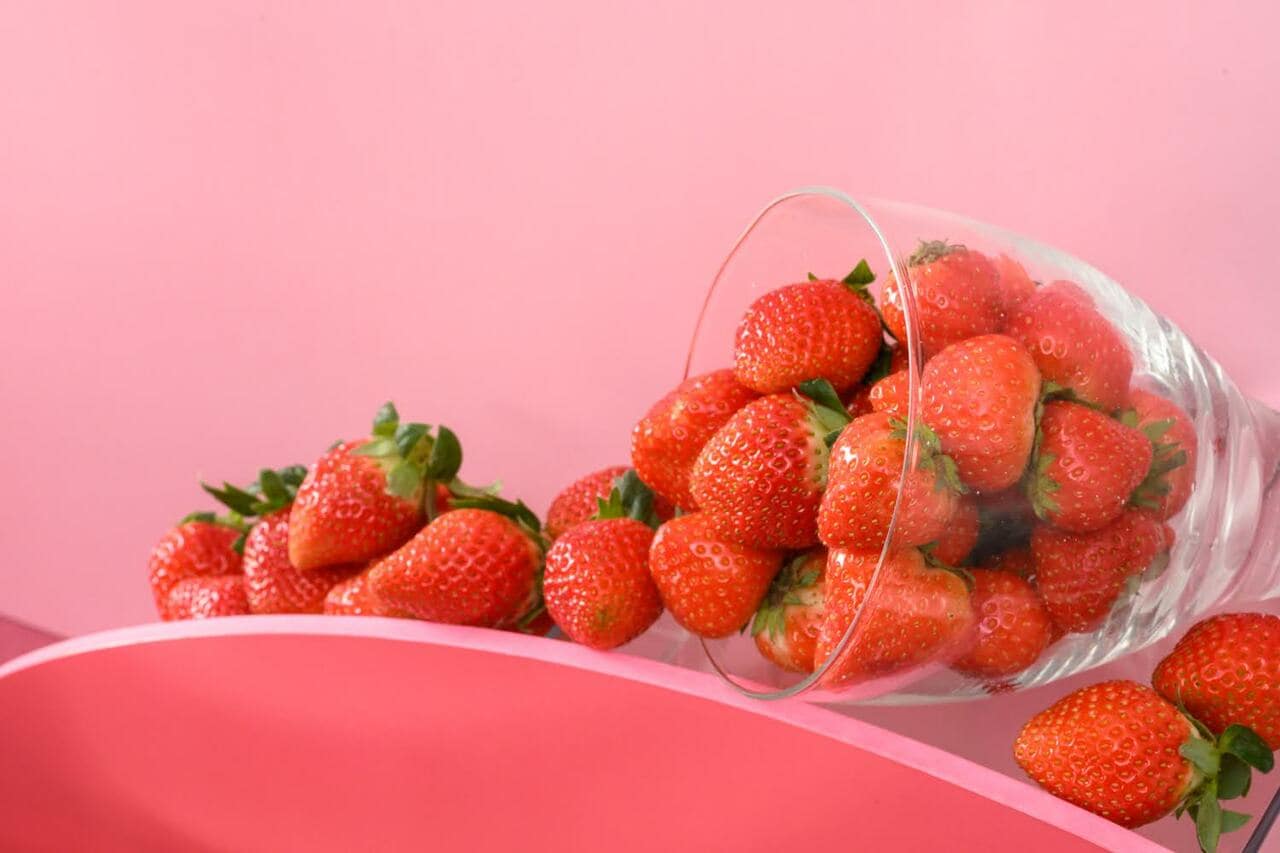 選りすぐりのフレッシュないちごをたっぷり満喫できる「こぼれいちご」。