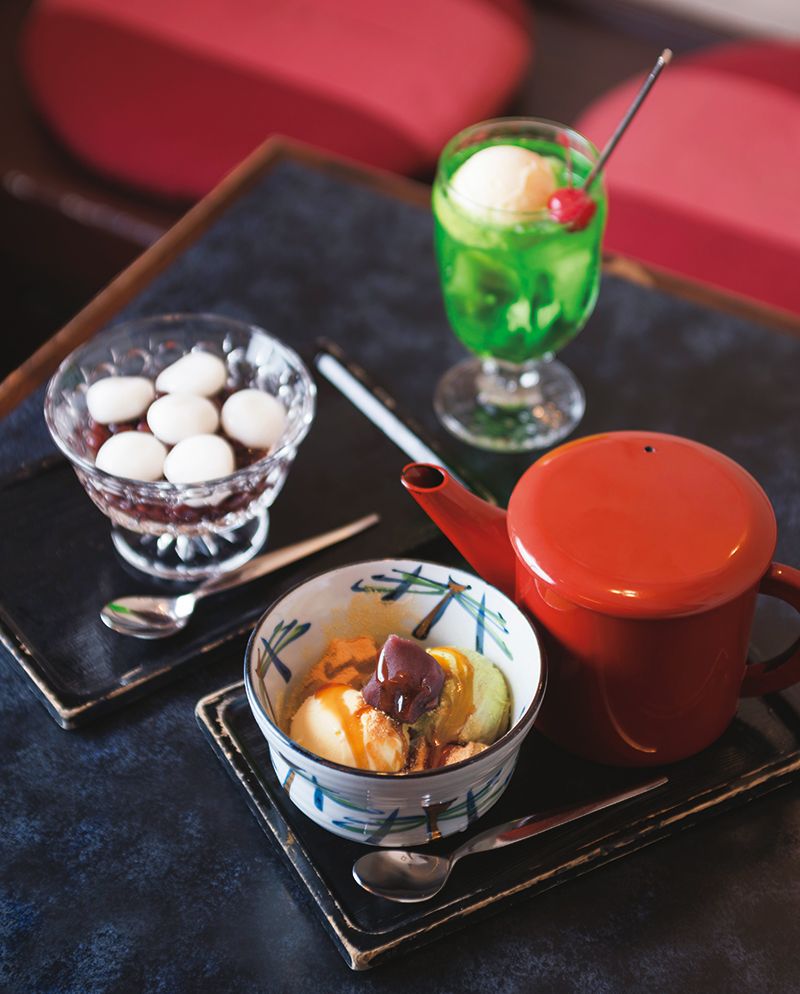 小倉白玉（780円）や、抹茶とバニラのアイスにきなこと黒蜜をかけたサハラ（810円）も人気。