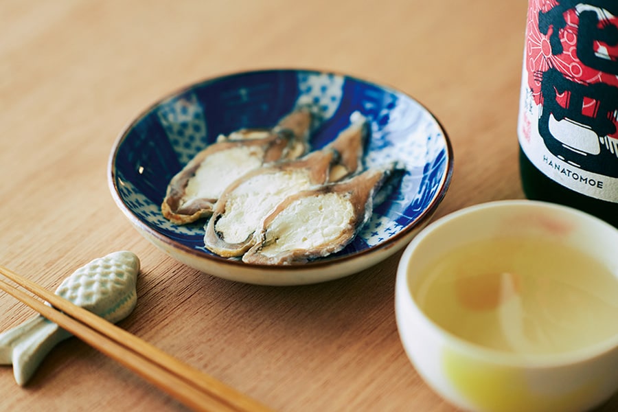 乳酸発酵させた「花巴 水酛 生酒」300円と、滋賀「奥村佃煮」の珍味・フロマージュ鮒鮨 1,320円。こちらはツウ向けのペアリング。クセもの同士が合うんです！