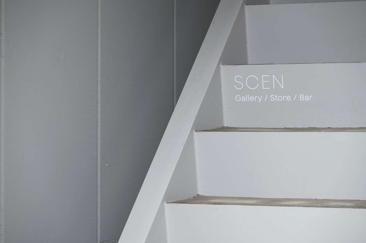 2階建ての店舗は淡路市・志筑の住宅街の中にひっそりと佇む「SCEN」。