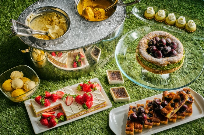 苺やブルーベリーをあしらったスイーツが並ぶデザートビュッフェ。