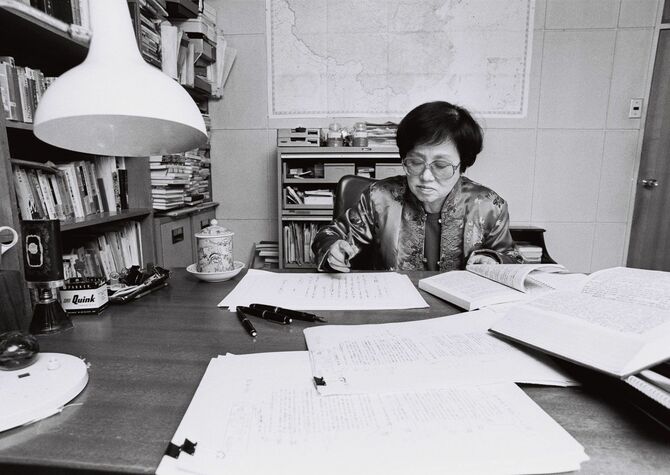 自宅の書斎で執筆中(1987年2月)。写真:文藝春秋写真部