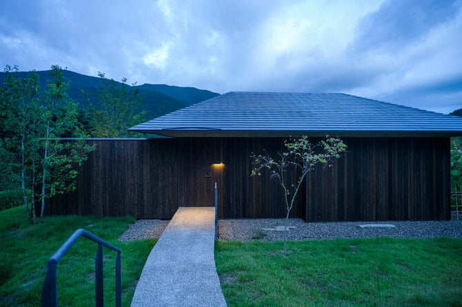 棚田の縁にある戸建てのご当地部屋「蛍かごの間(棚田離れ)」は、2棟のみのプレミアムな客室。