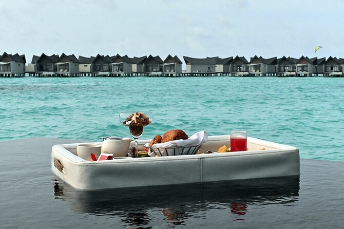 お部屋のプールに浸かりながら朝食が楽しめるフローティング・ブレックファースト。