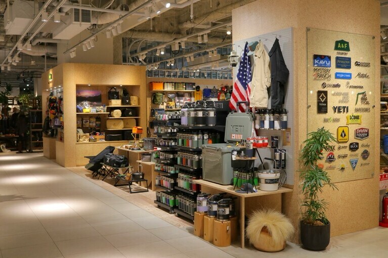 大谷翔平選手が愛用していたことで注目を集めている「イエティ」のボトルは、充実のカラーバリエーション。同じくイエティのクーラーボックスは、グリズリーにも壊せない高い耐久性を備える。