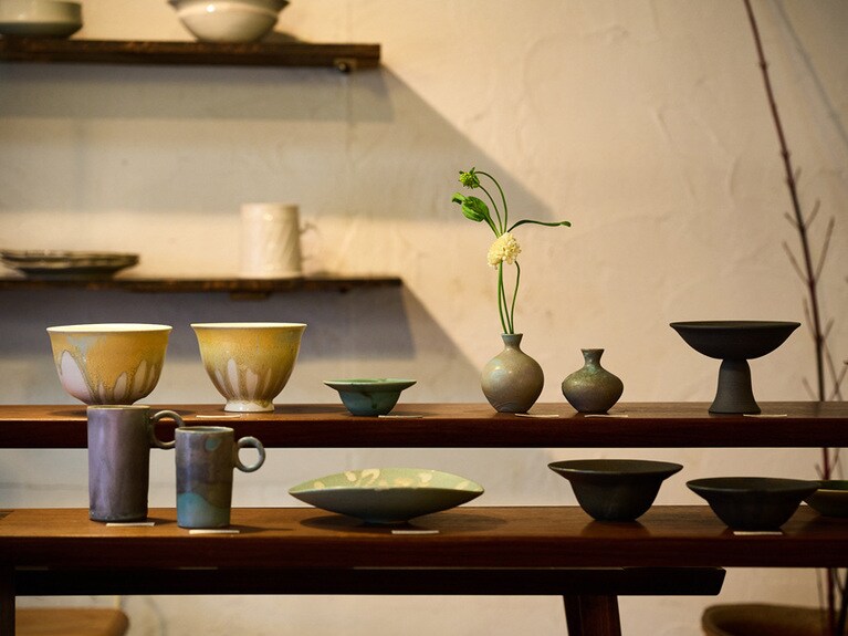 様々なタイプの食器や花器などが揃う。