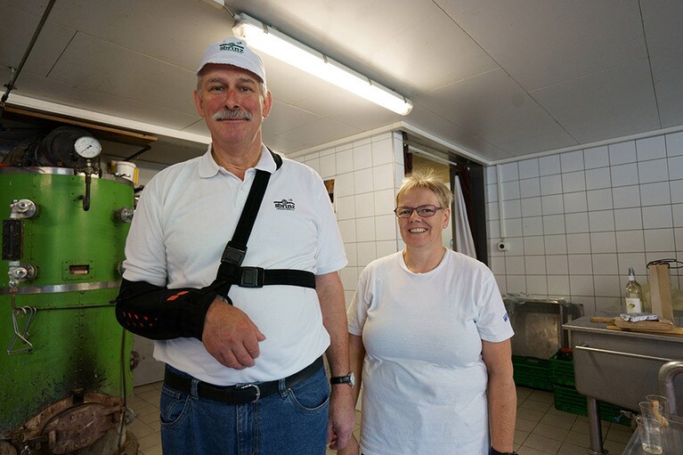 チーズ生産者のヨーセフさんご夫婦。ひとつひとつ丁寧にチーズを造っている。