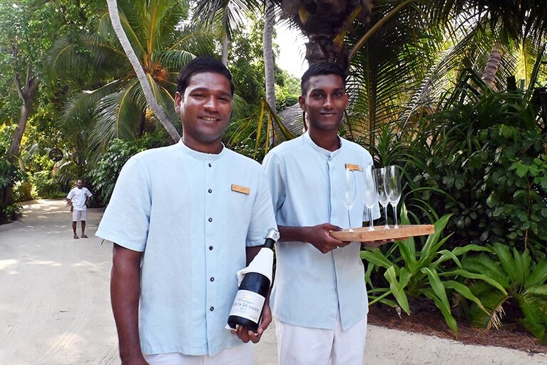 チェックアウト時、船を待つまでの間にシャンパンのサービスが。