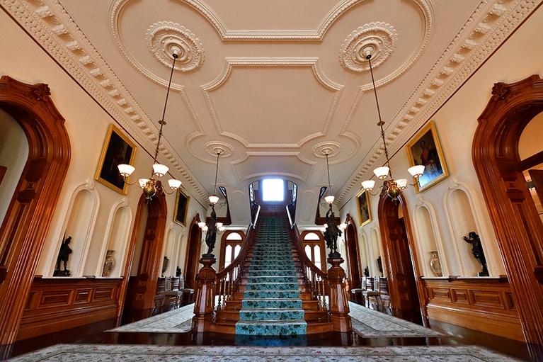 踏板は当時のままだというコアの階段。