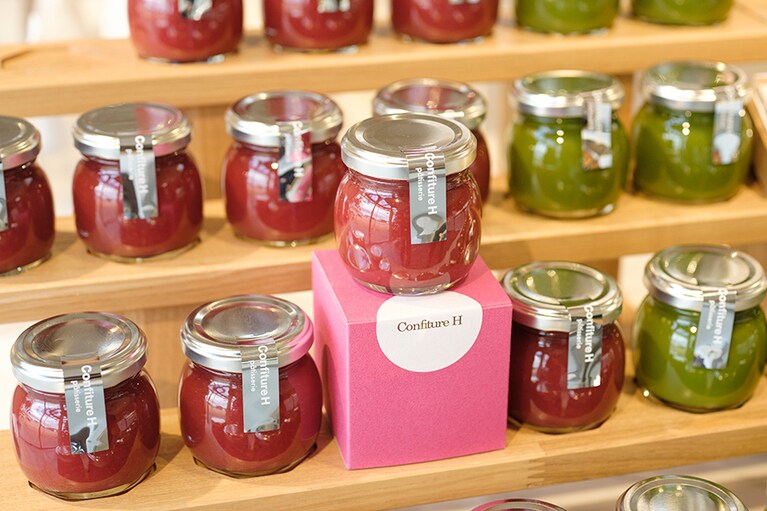 「コンフィチュール アッシュ」のジャム、苺 980円。甘さ控えめで、まるで生のイチゴを食べているようなフレッシュ感。抹茶のジャム 880円と一緒にお土産にどうぞ。