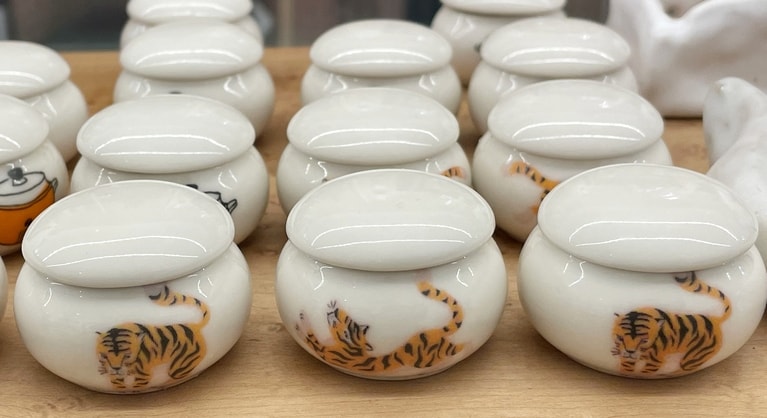 異なる動きをしている虎の模様の壺入り「台湾バーム」。