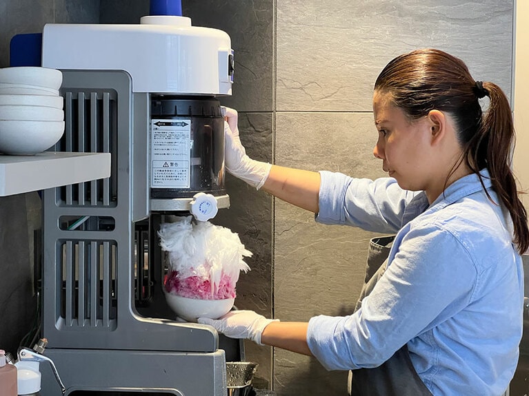 ふわっふわのかき氷を作る堀尾さん。