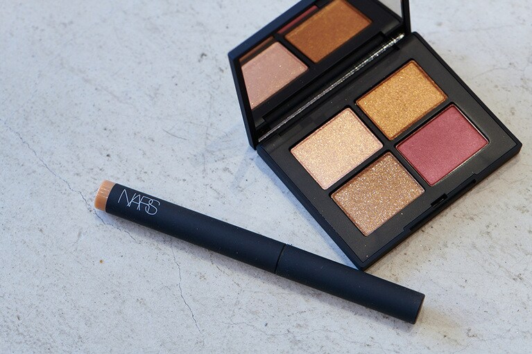 奥：「クワッドアイシャドー　3972」(6,380円[税込])、手前：「ベルベットシャドースティック 8255」(3,520円[税込])。