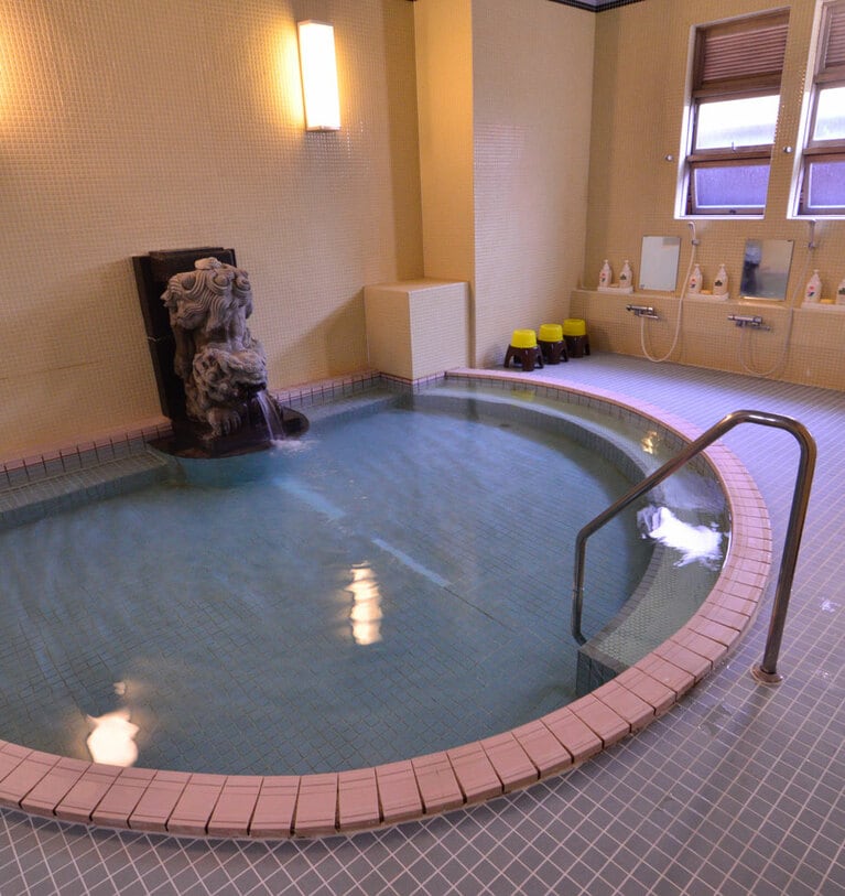 源泉かけ流しの温泉が楽しめる総タイル張りの浴場(入浴料500円)。