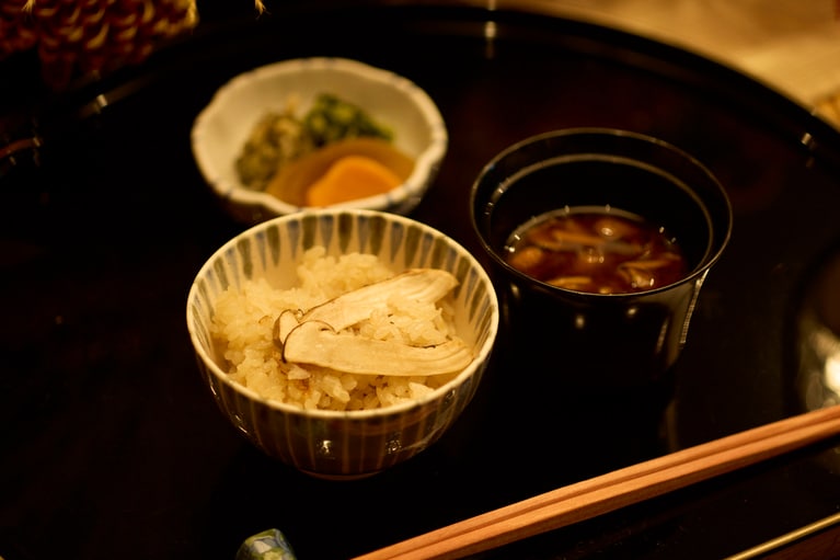 松茸釜炊きご飯となめこの赤出汁、香の物。